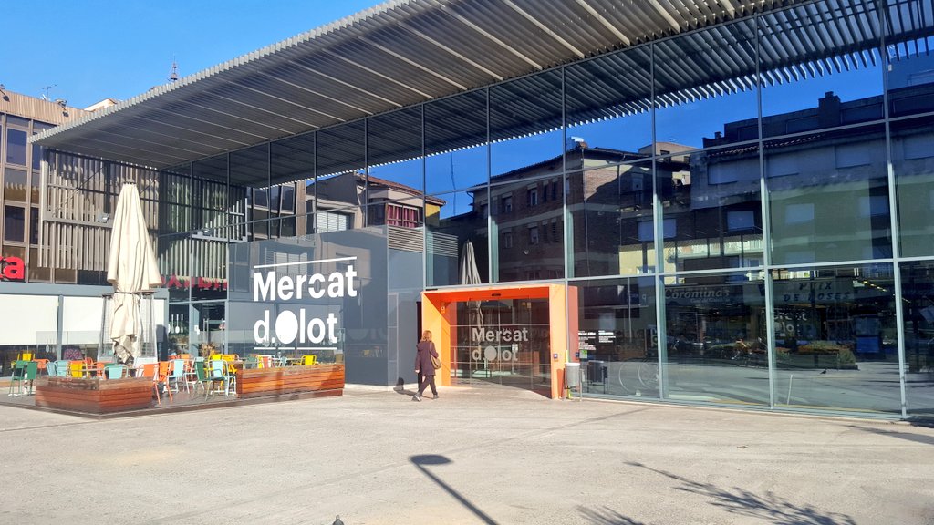 jmcorominas's tweet photo. El #Mercat compleix avui 3 anys convertit en referent de productes de qualitat i espai de visita al centre #Olot https://t.co/Dpxsj47mdL