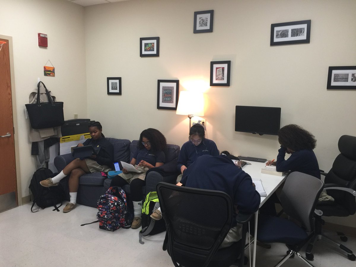 OLGCHSLibrary's tweet photo. Working hard in the library today during flex time? Yes! #scholars https://t.co/sN1P0WmWYZ
