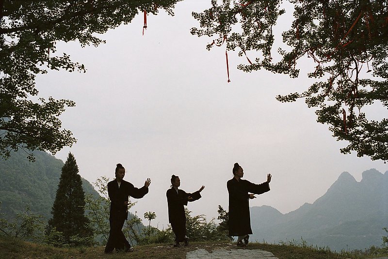 CollectifArgos's tweet photo. "Aux sources du #taichi dans les montagnes sacrées. #Wudangshan, province du #Hubei, #Chine" par Eléonore Henry de Frahan #ArchivesArgos https://t.co/fERLtvbLWL