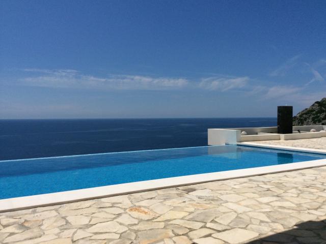 HandsomeIntl's tweet photo. Imagine waking up to this view every morning ☀️ | $1,290,000 | Bar, Montenegro | #TravelTuesday #Travel #Morning #views #travelblog https://t.co/R6Qhd8XGwV https://t.co/2bn01iysnh