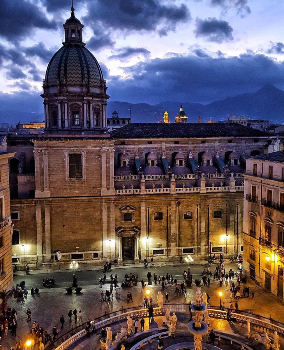...meantime #Palermo 
#PiazzaPretoria #SiciliaBedda😍