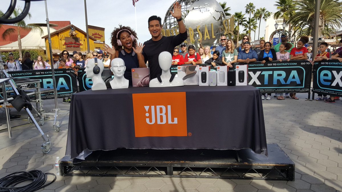 JBLaudio's tweet photo. .@ExtraTV knows how to rock your gift list this holiday. #JBLWireless #DareToListen https://t.co/HUuKRzNiRd https://t.co/bQhq3yUDFS