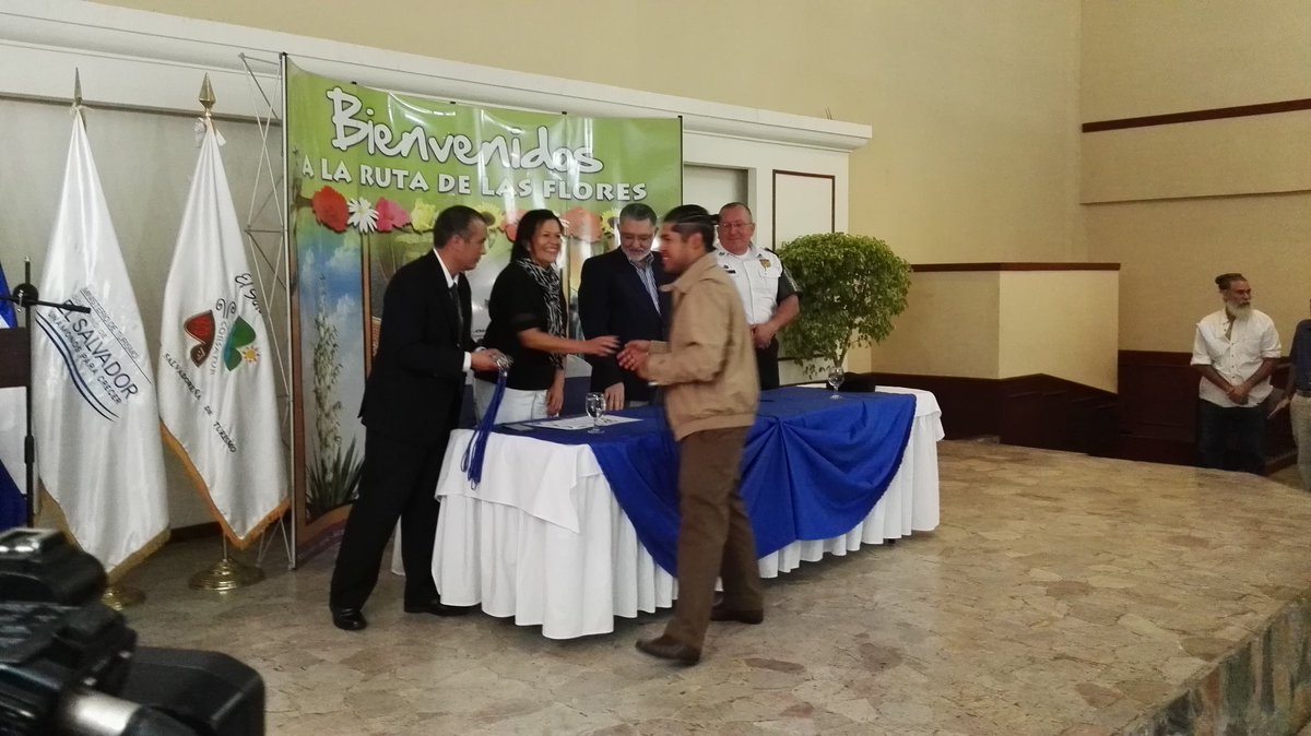 MITURElSalvador's tweet photo. Inicia la entrega de credenciales a Graduados de Guía Nacional #FORMATURES https://t.co/SH4me22s8B