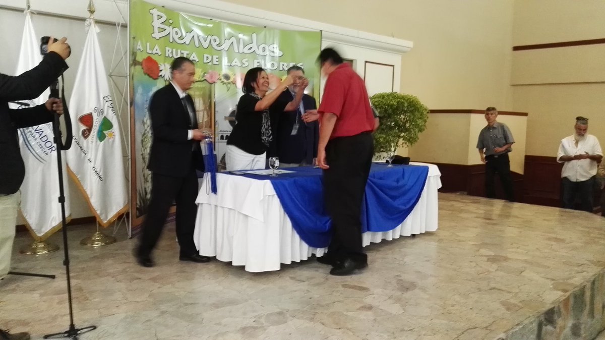 MITURElSalvador's tweet photo. Inicia la entrega de credenciales a Graduados de Guía Nacional #FORMATURES https://t.co/SH4me22s8B