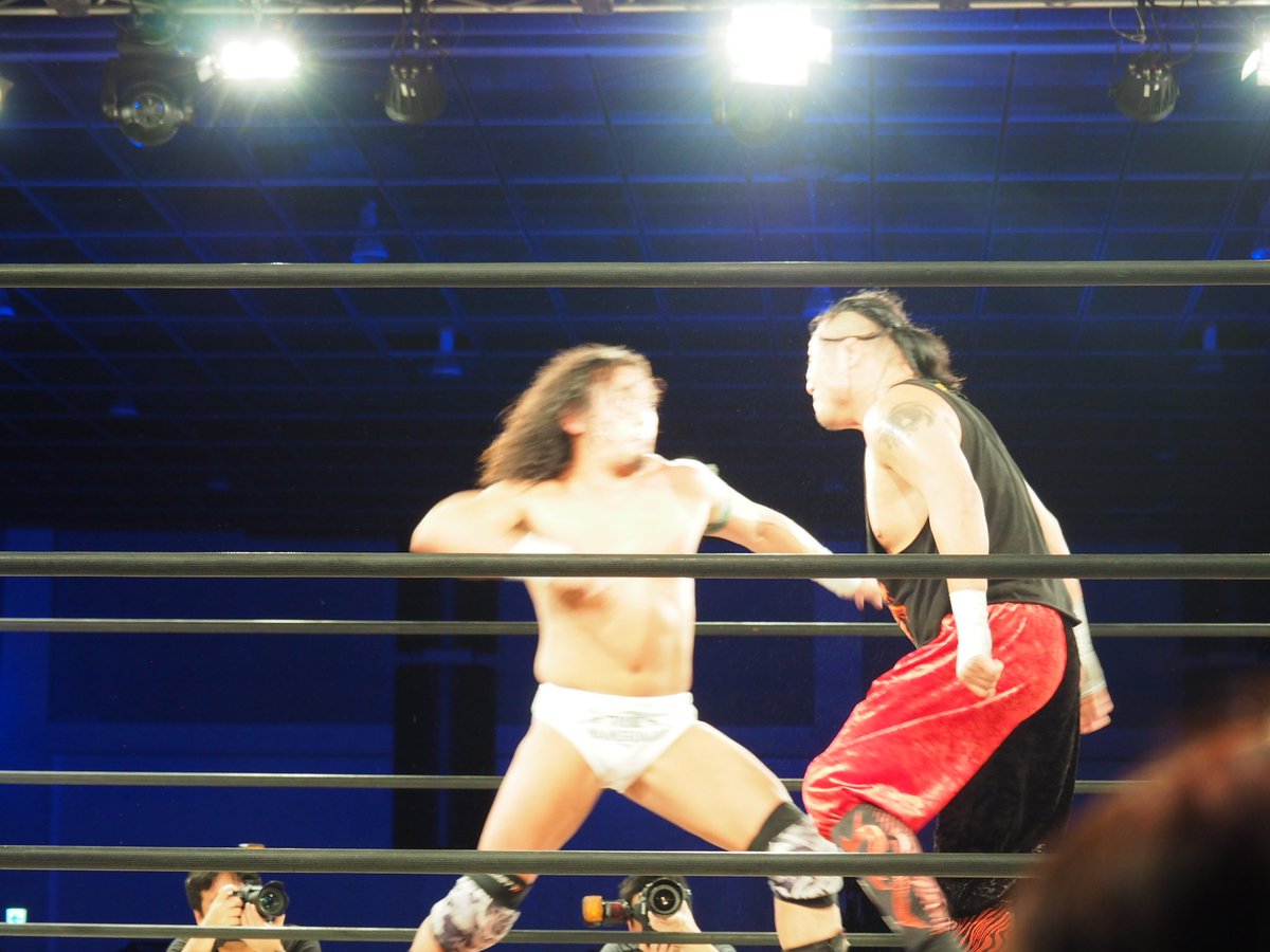 akki_MH_69's tweet photo. 2017.11.26
#DragonGate 仙台大会
#MemorialGate2017 in 仙台
(仙台サンフェスタ)
(21)YAMATO選手。
一関市出身。TRIBE VANGUARDのおやびん。ティアドロップサングラスがよく似合います。試合中盤はVerserKに攻められるも最後は”ギャラリア”で神田選手からホール。王座防衛に成功。 https://t.co/9EhQrqSHBm
