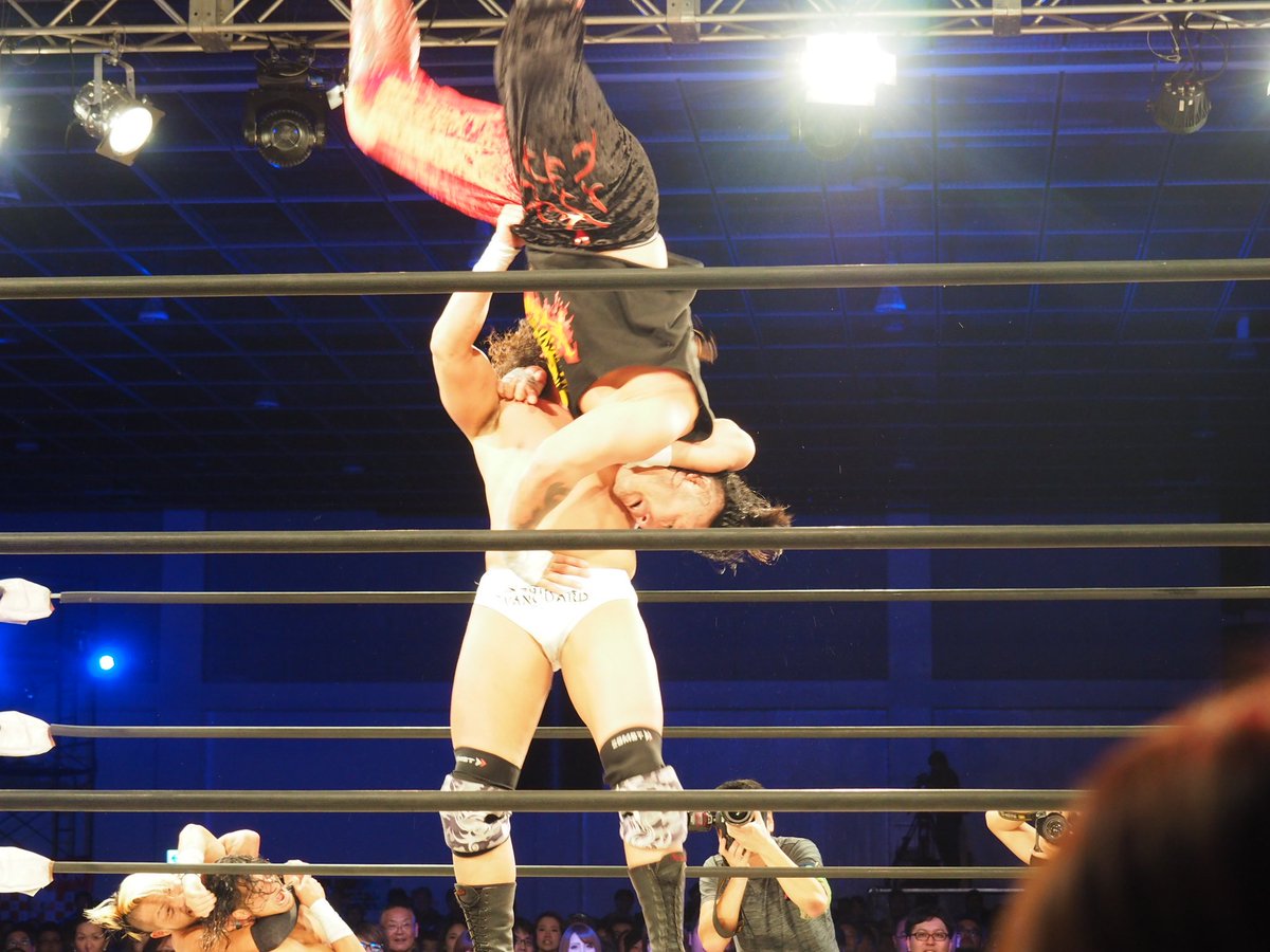 akki_MH_69's tweet photo. 2017.11.26
#DragonGate 仙台大会
#MemorialGate2017 in 仙台
(仙台サンフェスタ)
(21)YAMATO選手。
一関市出身。TRIBE VANGUARDのおやびん。ティアドロップサングラスがよく似合います。試合中盤はVerserKに攻められるも最後は”ギャラリア”で神田選手からホール。王座防衛に成功。 https://t.co/9EhQrqSHBm