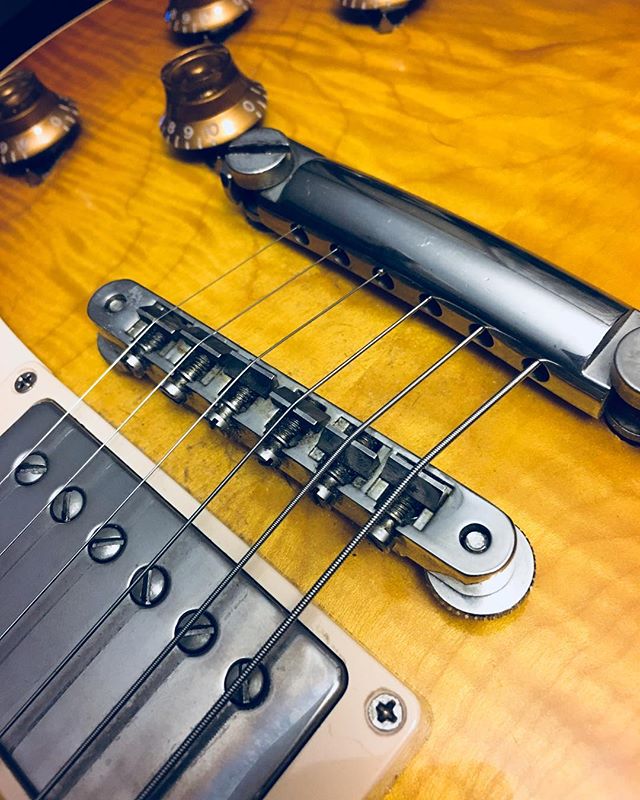 ThroBakdotcom's tweet photo. Bursty goodness with Throbak PG-102 pickups. #throbak #throbakpickups #lespaul #gibsonguitars #gearybusey @throbak_electronics 📷: @jeffmcerlain https://t.co/qak8WsYJAN
