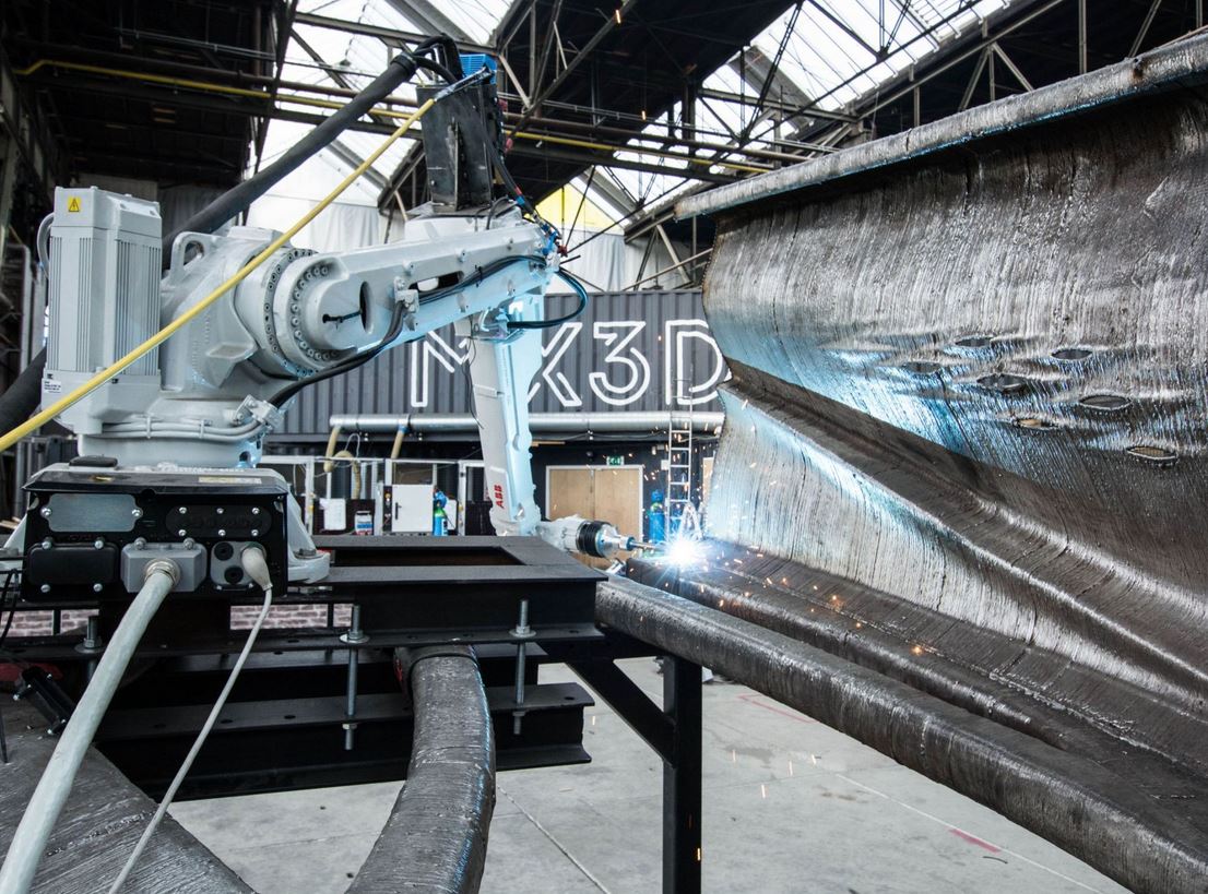 Autodesk_DE's tweet photo. Die von @MX3D_Bridge mittels 3D-Druck hergestellte Brücke in Amsterdam wächst. https://t.co/2AlZMhvVAS #madewithautodesk https://t.co/bC48B3d2al