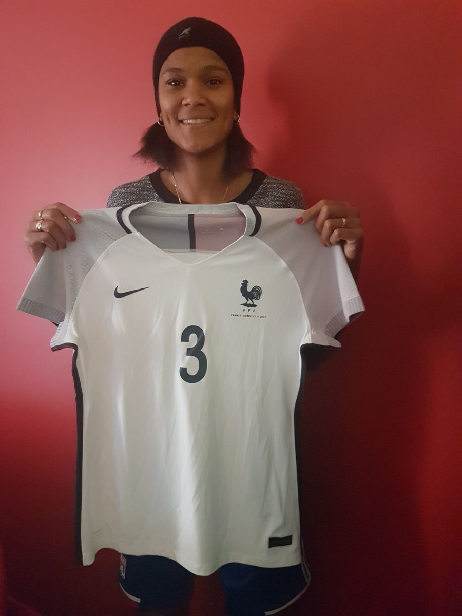 WRenard's tweet photo. RT et Follow pour gagner mon maillot de France Suède !!! Chose promise, chose due pour célébrer la belle victoire des Bleus en #CoupeDavis !! 😉💪🏽💪🏽 #FRASUE #TousEnBleu #WR3 https://t.co/EKEviy58QY