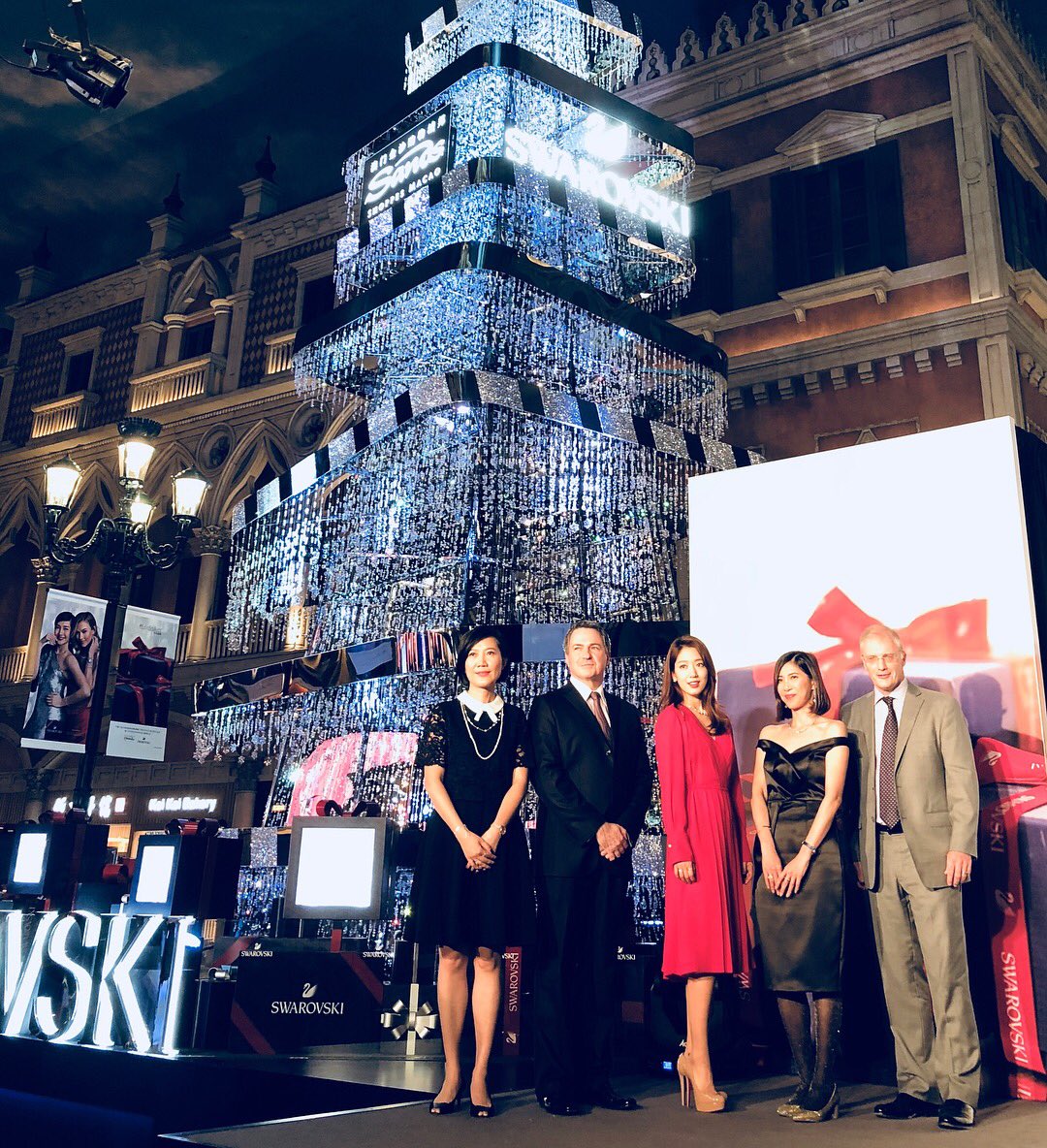 PSH_JP's tweet photo. real_ting IG Swarovski 水晶聖誕樹亮燈儀式🎄✨🎄✨
#SwarovskiHK  #GiveBrilliant #朴信惠 #CollaborationGroup #CollaborationGroupHK @Swarovski
https://t.co/4FqDUyTkbr https://t.co/EHrbIqOlTf