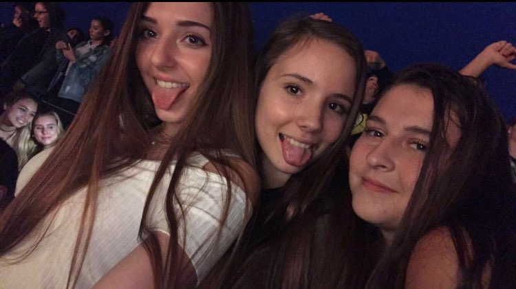 Sarah_ehresman's tweet photo. Happy birthday pretty💗ty for being around since 2nd grade have a great day https://t.co/BU6xK8qxiL