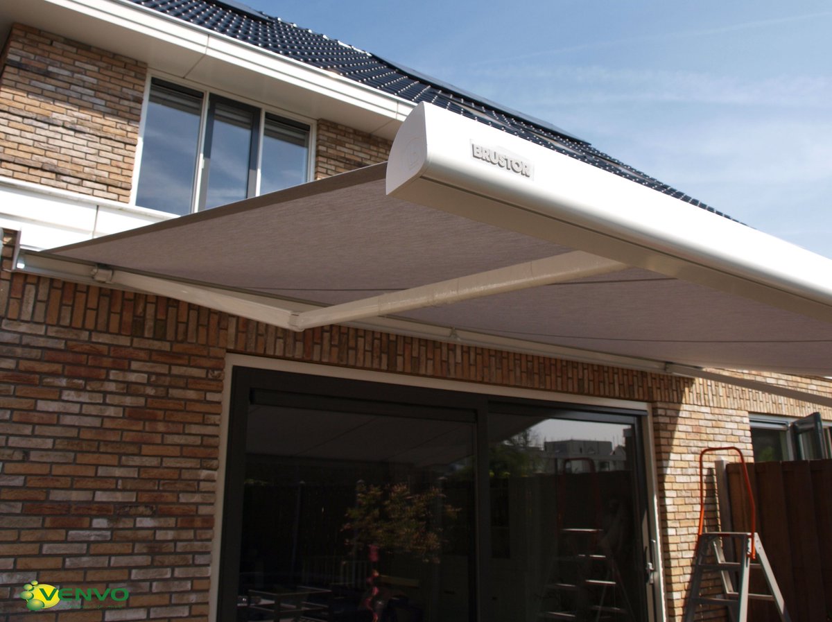 venvozonwering's tweet photo. Hier hebben de monteurs een Brustor zonwering opgehangen. Ook is een zonwering erg handig voor in het najaar met de laagstaande zon.@BRUSTOR_COM https://t.co/0U56IAnTii
