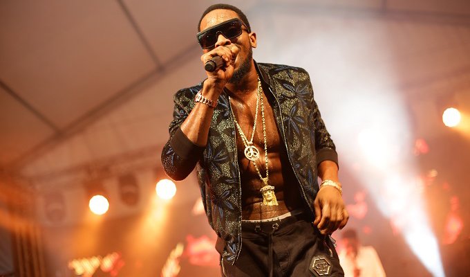 937RhythmFm's tweet photo. Watch D'Banj Come To The Rescue Of A Female Being Assaulted During His Performance 💪
https://t.co/l8bVtQojWP #RhythmEntertainmentNews #Dbanj #phynofest2017 https://t.co/Bln5Ok9da0