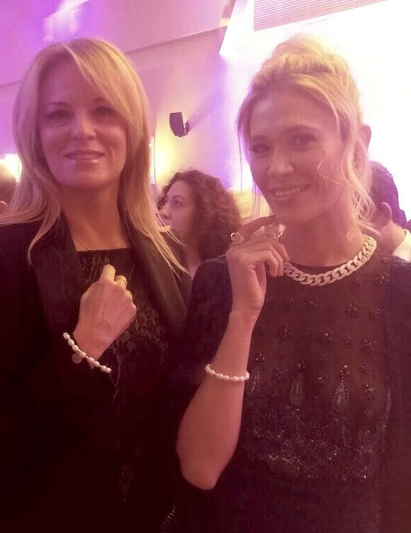 ¡Increíbles con la #pulserasolidaria @CristianLaySA con la ayuda de @marieclaire_es💫 y a beneficio de @FPDeseo! 🌟 Gracias @carlipereyra por apoyarnos en la campaña #cumpliendodeseos💫 🌟 SOLICÍTALA AQUÍ: bit.ly/PulseraSolidar…