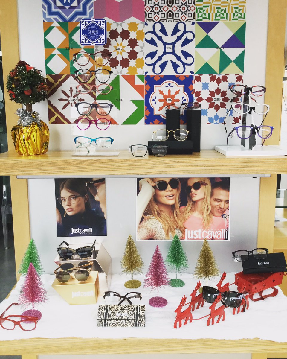 OpticaEnfoke's tweet photo. Ya tenemos nuestro escaparate navideño, pásate y descubre las promociones que tenemos para estas fechas🤶🏻 https://t.co/2cPhZDK0Sr