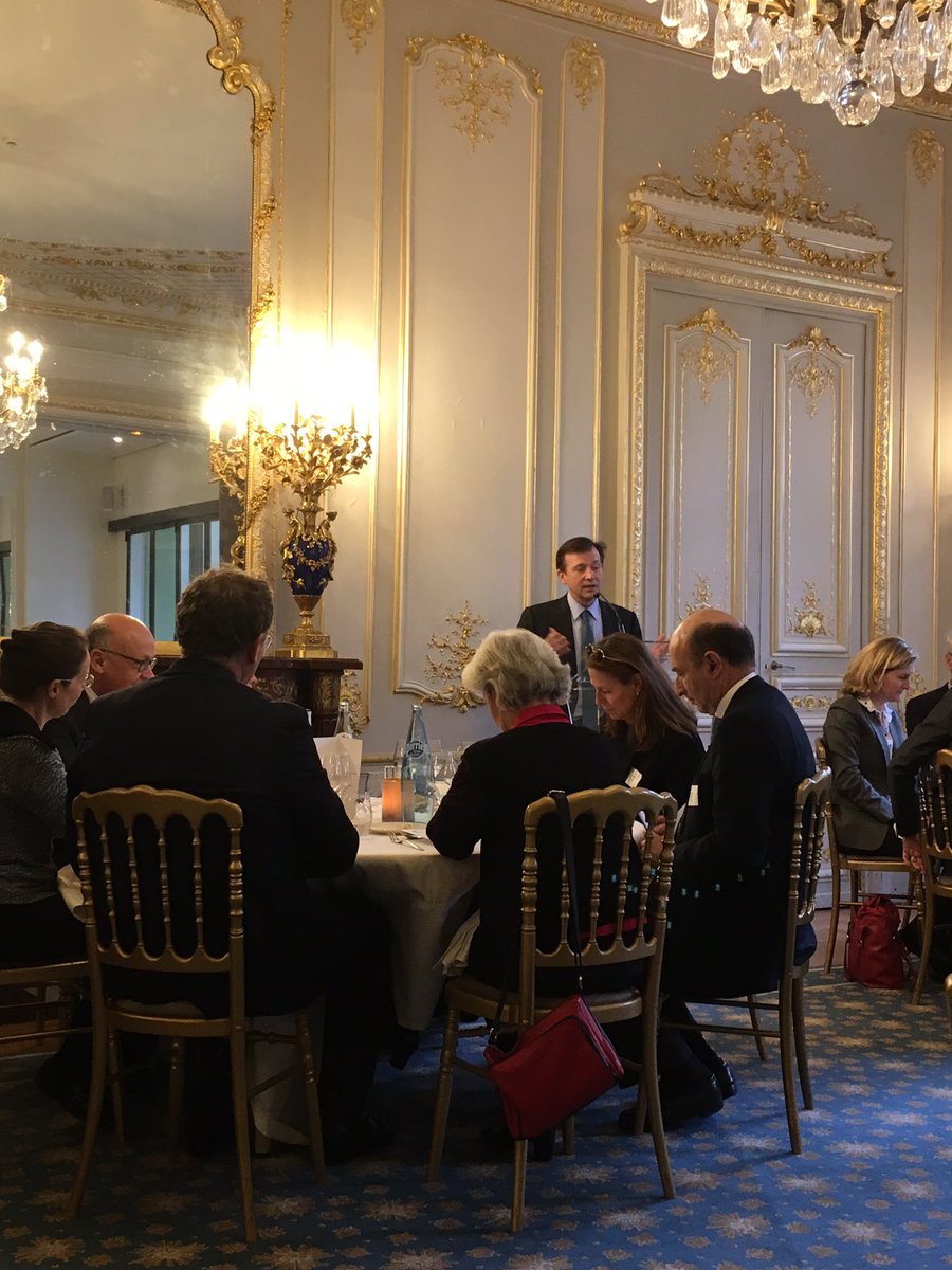 Les_CCE's tweet photo. Xavier Huillard PDG de @VINCIConstruc s'entretient avec @Les_CCE lors du #ClubCCE : "L'humanité n'a jamais autant construit". 4 causes : organisation croissante, plus les villes sont denses plus il faut créer des infrastructures et liaisons, transition #énergétique et #numérique https://t.co/1KWqgpn3wO
