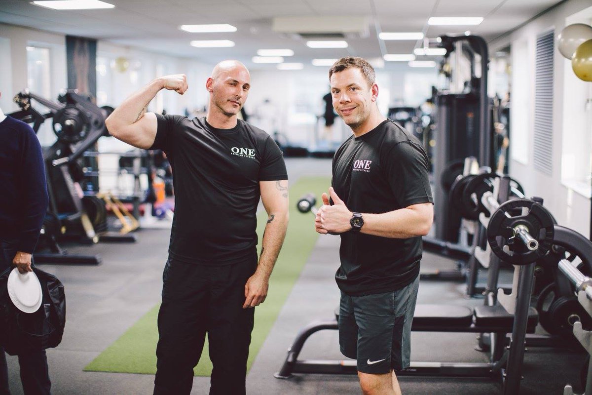 JanHageman75's tweet photo. Throwback to the @OPF_Reigate and #Speedflex launch!
When the photographer insists you flex, you *FLEX*! 💪😃
#OnePremiumFitness #SpeedflexReigate #Gym #FitFam #Fitness #Reigate #PersonalTrainer https://t.co/fUjMpuob1S