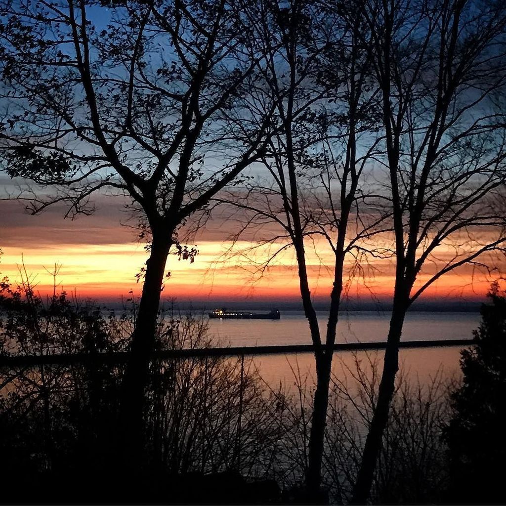 emlanctot's tweet photo. โจโจโจGood morning, Lake! (You wouldnโt like it here.) โจโจโจโจโจ
.
.
.
#mqtsidewalkscenes #greatlakesseascapes #backyardviews #oreboats #freighters #gitcheegumee #lakesuperior #lowerharborbreakwall #survivetheanthro #marquette #michigan https://t.co/jBjjVF5pja https://t.co/XUDC2yLV5S