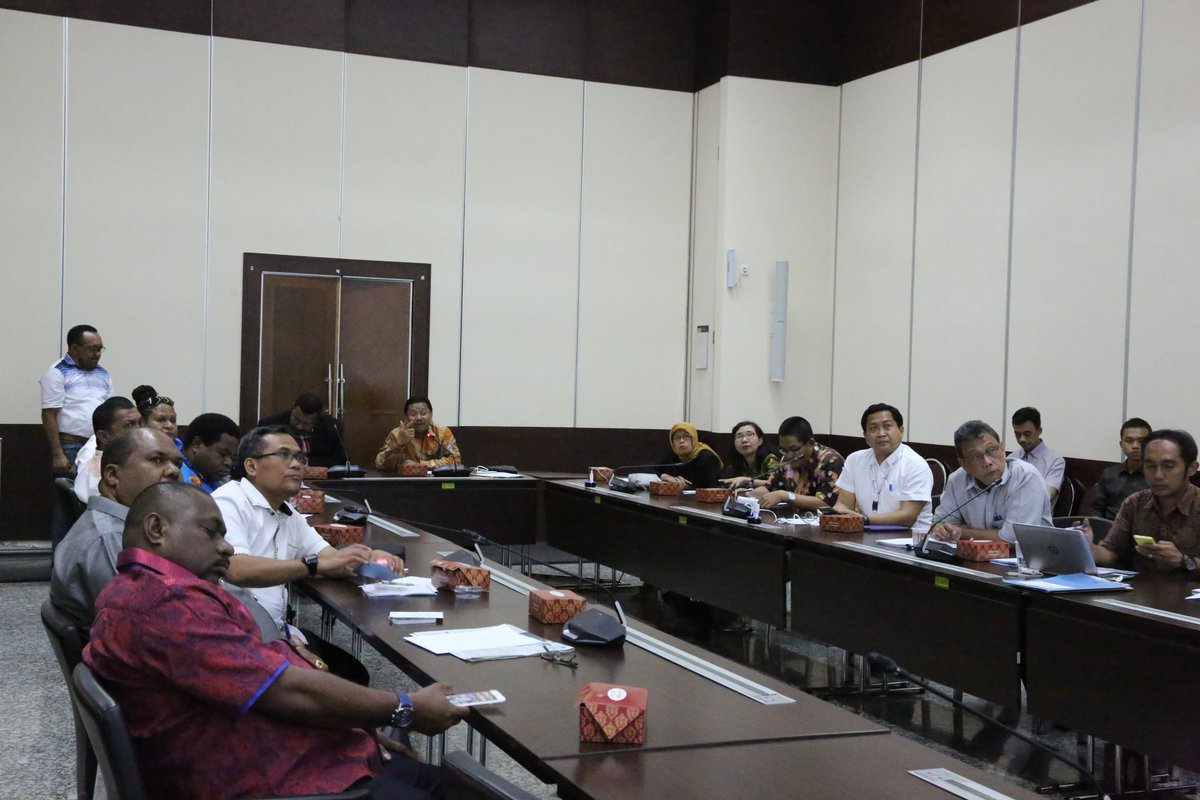 HumasBappenas's tweet photo. Bappenas menerima kunjungan dari DPRD Papua ,hari Senin (27/11) di ruang rapat Djunaedi Hadisumarto – 4 Kementerian PPN/Bappenas. https://t.co/7qtVsbqGju