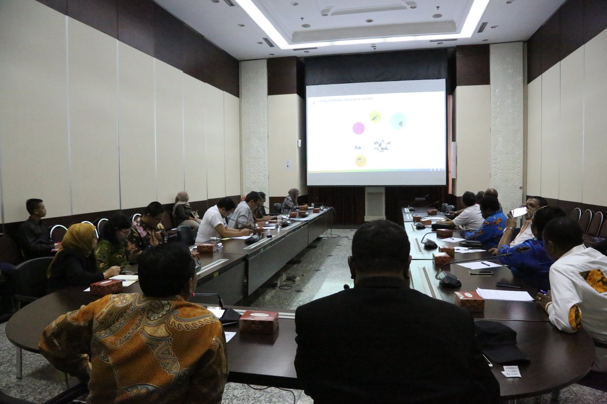 HumasBappenas's tweet photo. Bappenas menerima kunjungan dari DPRD Papua ,hari Senin (27/11) di ruang rapat Djunaedi Hadisumarto – 4 Kementerian PPN/Bappenas. https://t.co/7qtVsbqGju