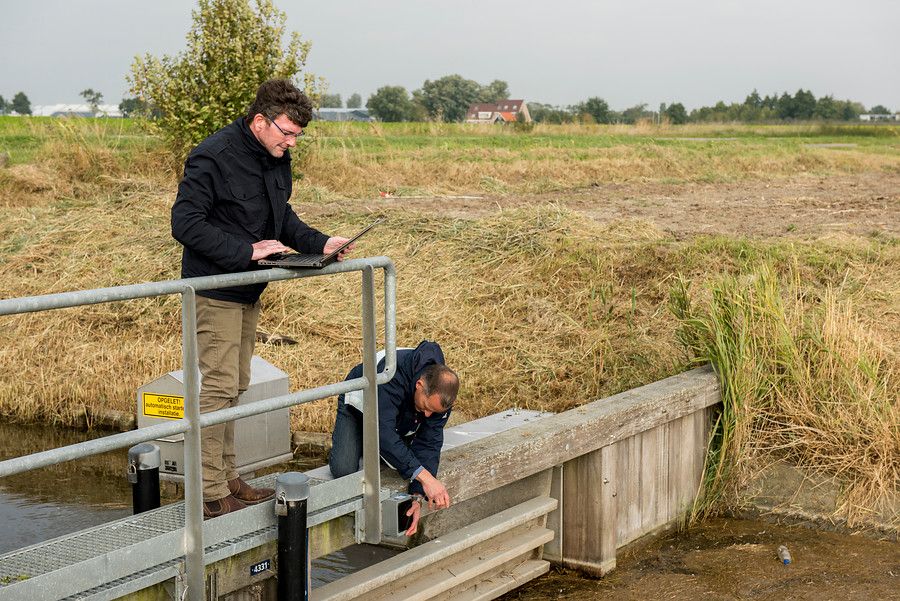 waterschap's tweet image. Onze collega&apos;s Jan en Jos verzorgen vanmiddag een minicollege in Middelburg over #multiflexmeter aan een groep van 50 scholieren van Het Goese Lyceum Pontes.  Jan en Jos zijn de winnaars van de #waterinnovatieprijs 2017, categorie voldoende water met de innovatie multiflexmeter.