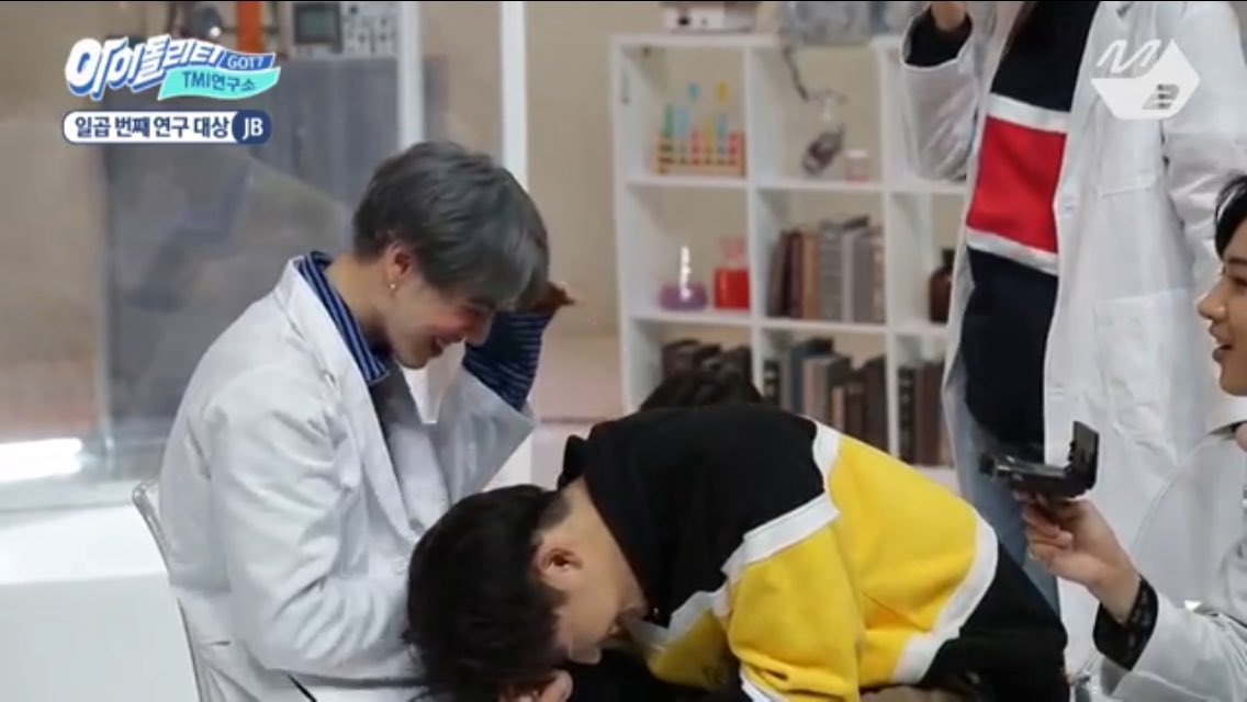 BBeMarkMint's tweet photo. ถ้าจะแต่งหน้าให้น้องแล้วขำขนาดนี้ 555555 นี่ฟังไม่รู้เรื่องยังขำจะตาย 555555 #JB #Got7 #TMIlab https://t.co/LYcesXKvlk