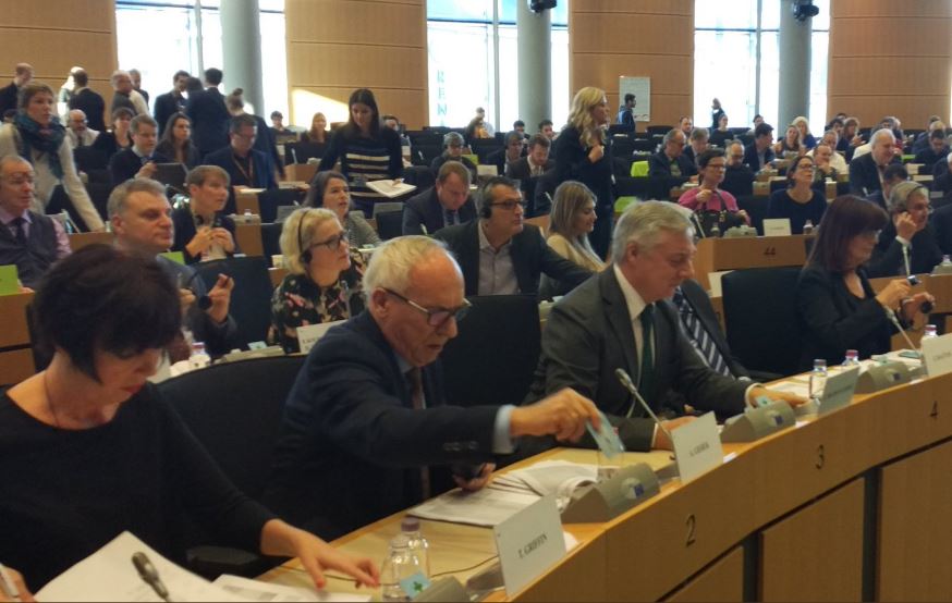 eaGreenEU's tweet photo. MEPs have decided to boost #energyefficiency and #renewables targets. But there have been mixed reviews already, ranging from jubilation over the 40% binding #EED goal to disappointment at the 35% renewables #REDII offering https://t.co/bzexrABgYA https://t.co/gYQWod0lfJ