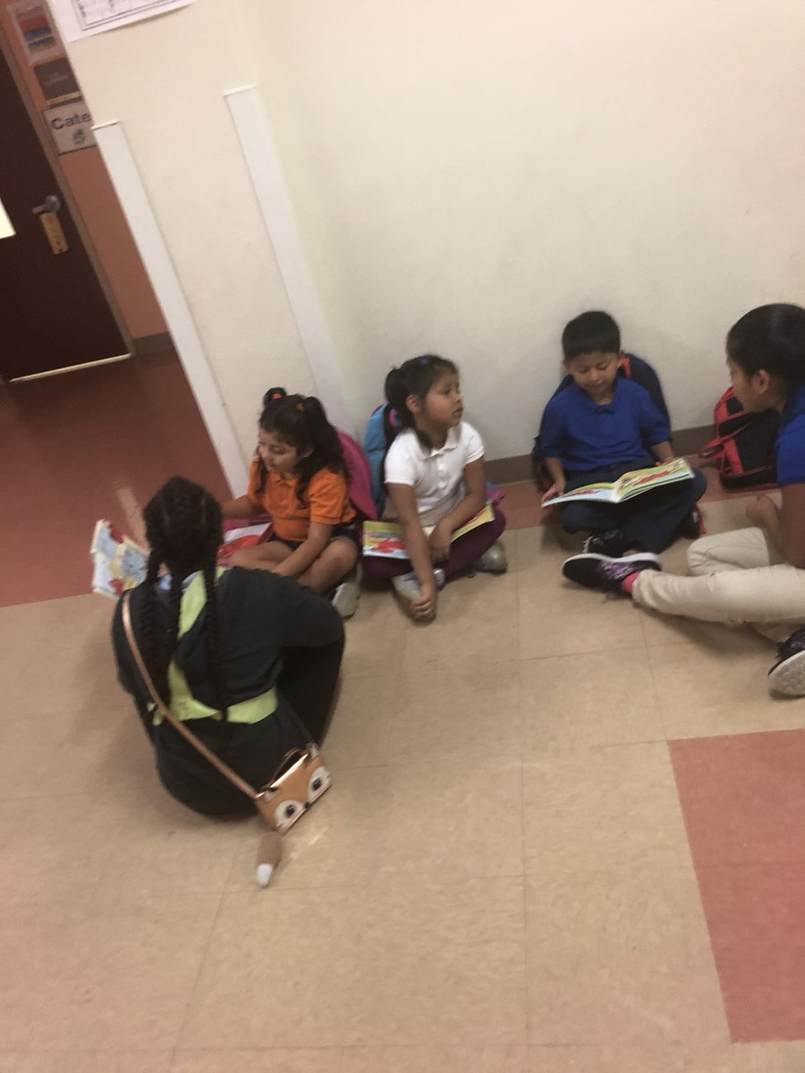 MsWeller08's tweet photo. Safety patrols reading to kindergarten students first thing in the morning! #ReadingIsFUNdamental #SettingGoodExamples @BartonChargers ROCK! @pbcsd @Supt_Avossa https://t.co/SiXiodbFCC
