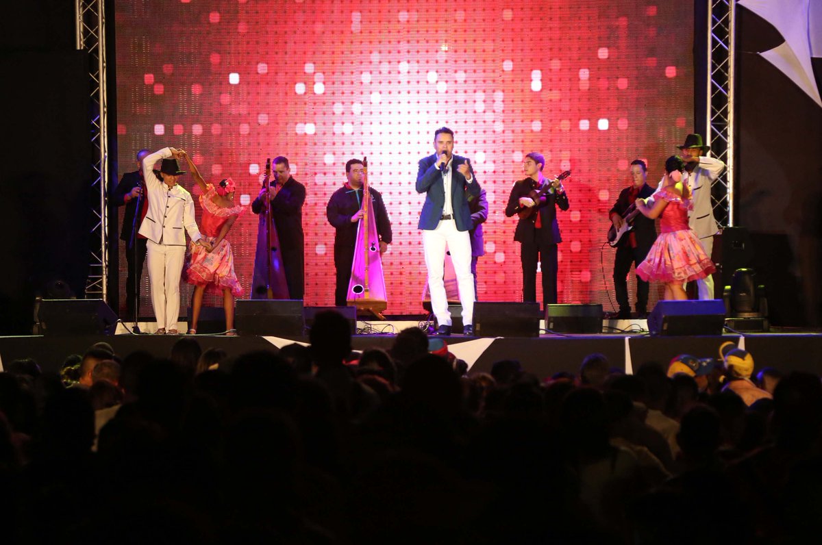 Heres2015's tweet photo. La música venezolana se hizo sentir en el paseo La 8va Estrella de Ciudad Bolívar en el Corazón Llanero, donde el pueblo bolivarense se dio cita, para apoyar y fortalecer nuestra cultura.  
#BolívarPuebloYTrabajo #YoVotoEl10D https://t.co/pyP9OkAJfd