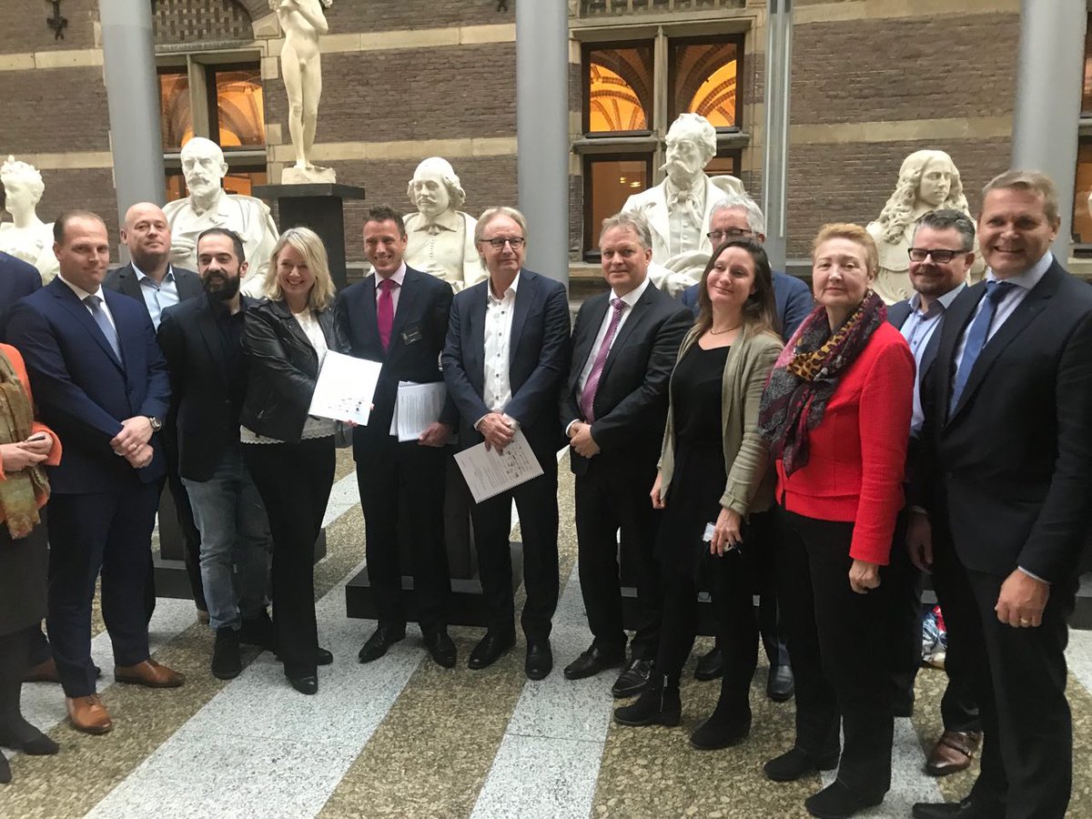 50pluspartij's tweet photo. De #TweedeKamer nam de petitie ‘Groen licht voor goederenvervoer per spoor’ in ontvangst, een oproep om spoorvervoer te stimuleren omdat het goed is voor de leefbaarheid en de economie. #railgood https://t.co/ZMRqfOFc5j