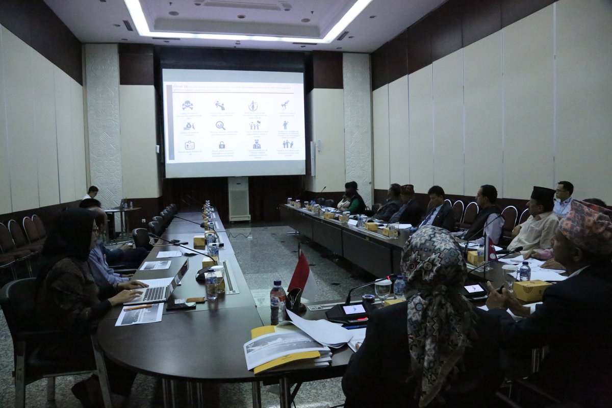 HumasBappenas's tweet photo. Bappenas menerima kunjungan dari Yayasan Tifa yang terlibat dalam The Legal Empowerment Shared Framework (LESF). Salah satu negara yang terlibat dalam LESF yaitu Nepal. Pertemuan tersebut dilaksanakan pada  (27/11) di ruang rapat Djunaedi Hadisumarto - 3 Kementerian PPN/Bappenas. https://t.co/HtQwmZjB0t
