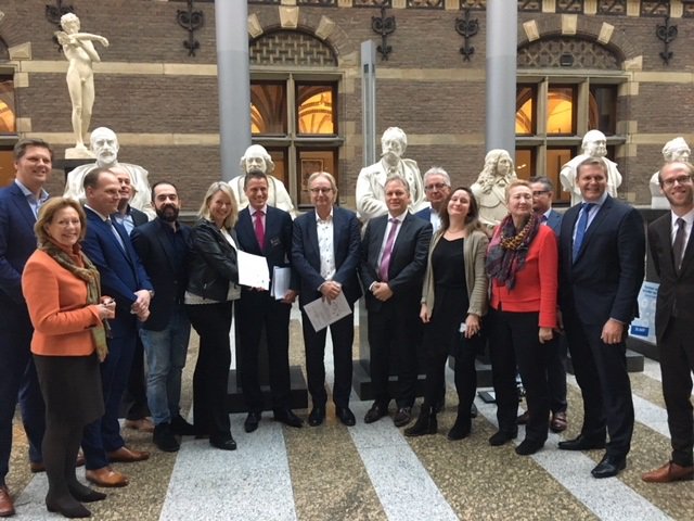 IenWTweedeKamer's tweet photo. De commissie heeft de petitie 'Groen licht voor #goederenvervoer per spoor' in ontvangst genomen van #RailGood https://t.co/79g63K6MZN
