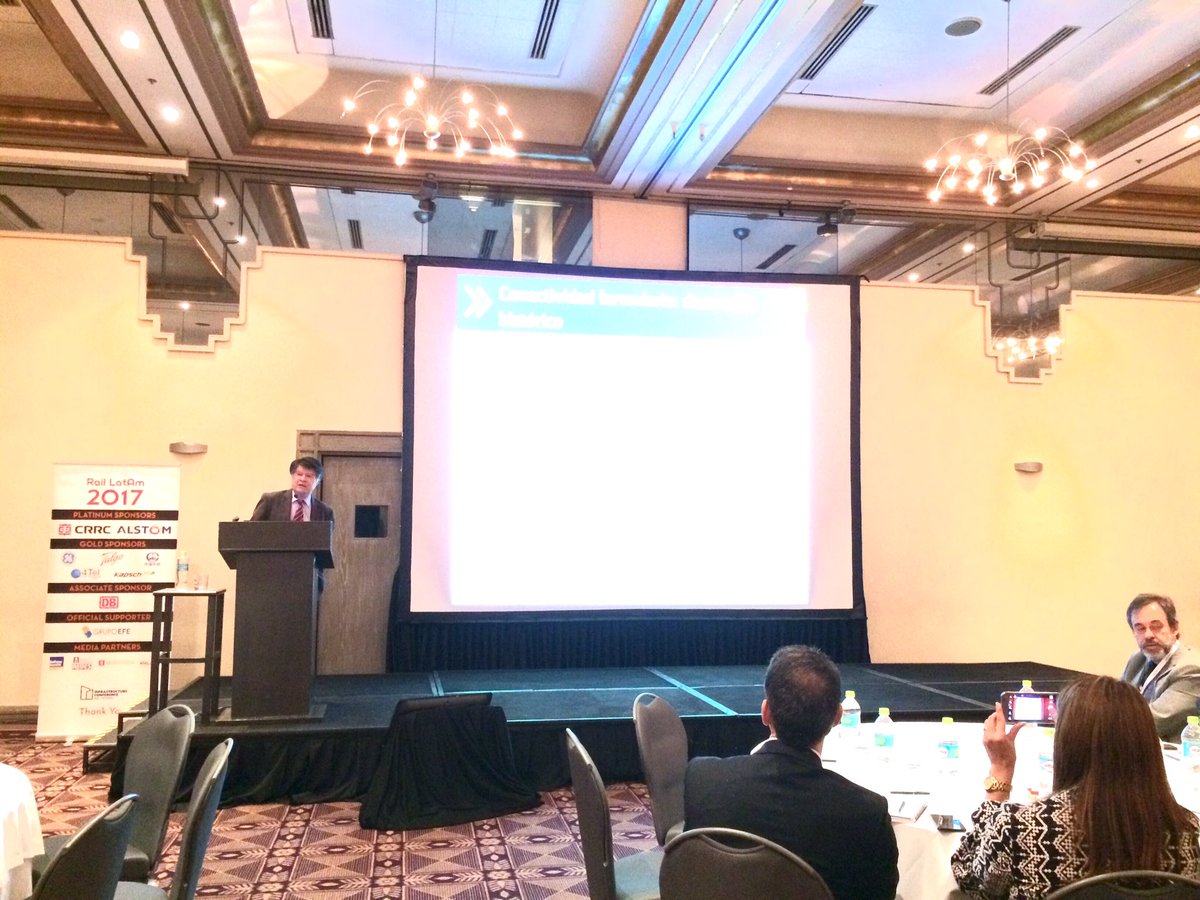 EFETrenesChile's tweet photo. Germán Correa, destaca la importancia del modo ferroviario en Chile y los futuros proyectos de la empresa #RailLatam17 https://t.co/VjTJVIQyh5