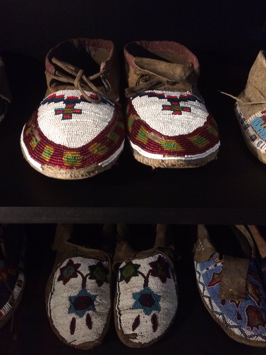 giromatdevi's tweet photo. Les mocassins canadiens sont à la mode @quaibranly #generationRivet https://t.co/CXXFsem7hY