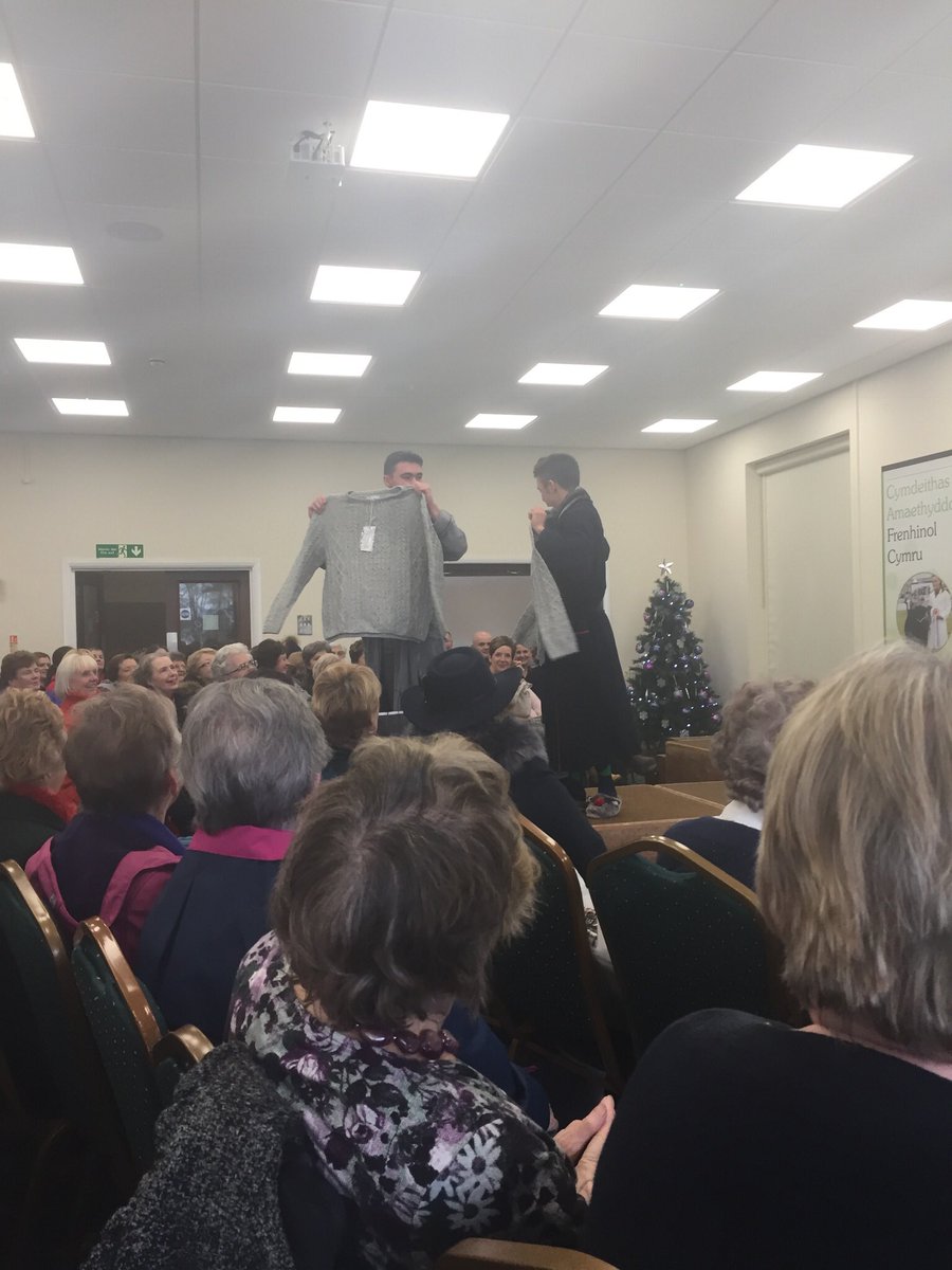 Sioe Ffasiwn Nadoligaidd gyda <a href="/RigOutBoutique/">Rig Out Boutique</a> a Chess Menswear - a fashion show with a difference