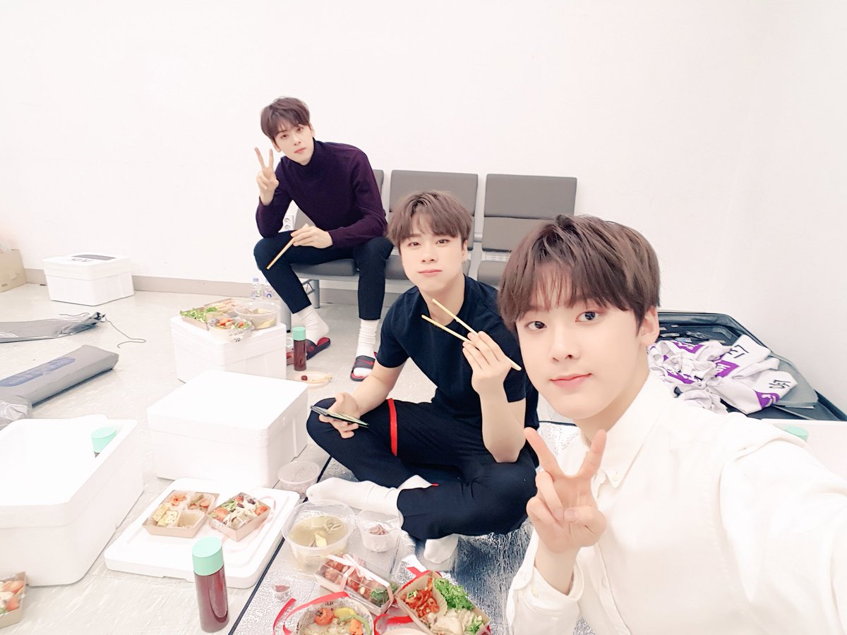 offclASTRO's tweet photo. 혹시나 마아안약에!!! 설마 마아안약에!! 
식사를 안하신 아로하분들은!! 꼭 챙겨드세요 아시게쬬?? 저는 아까 제가 제일 됴아하는 스테이크 머겄어용~ 그니깐 여러분들도 좋아하는거 드세용~^^ 
#ASTRO #밥드세욥!! https://t.co/6d3ztn0SMX