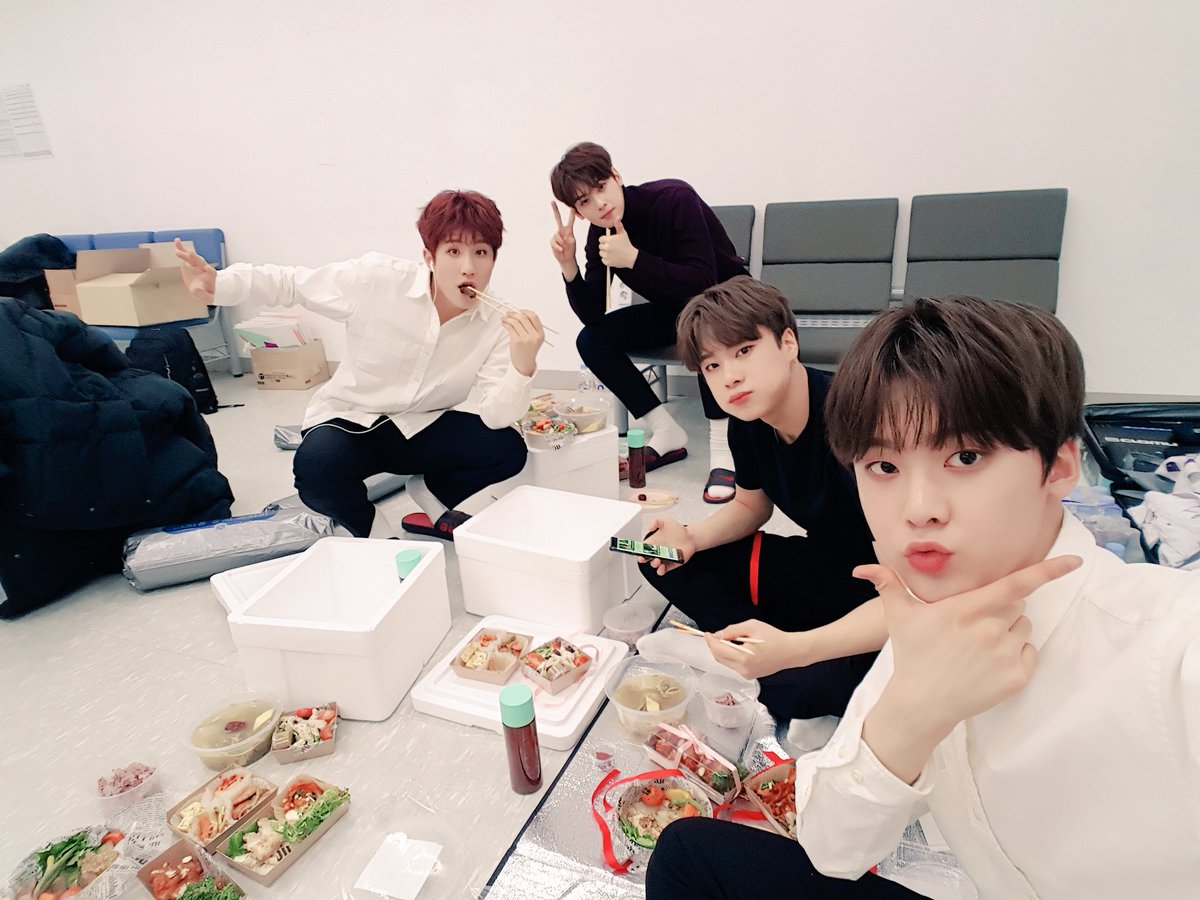 offclASTRO's tweet photo. 혹시나 마아안약에!!! 설마 마아안약에!! 
식사를 안하신 아로하분들은!! 꼭 챙겨드세요 아시게쬬?? 저는 아까 제가 제일 됴아하는 스테이크 머겄어용~ 그니깐 여러분들도 좋아하는거 드세용~^^ 
#ASTRO #밥드세욥!! https://t.co/6d3ztn0SMX
