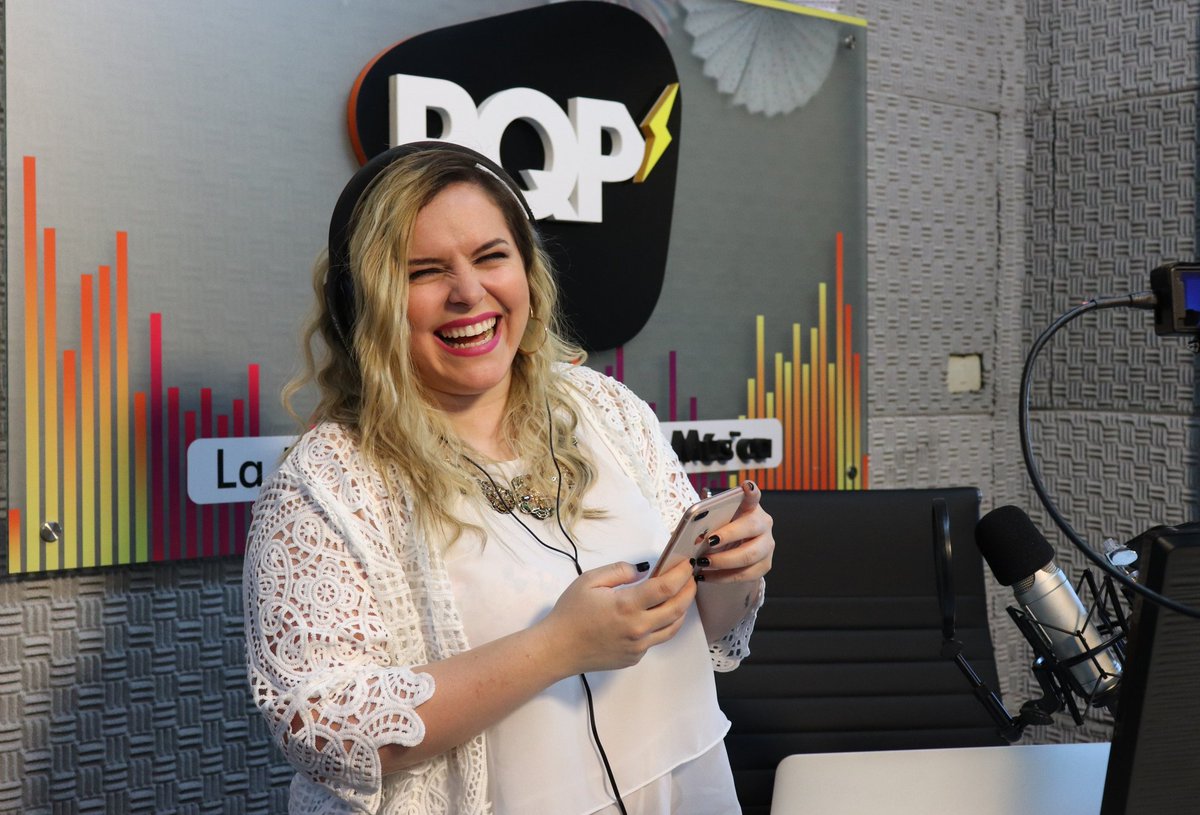 RQPPARAGUAY's tweet photo. En #Vol1🥇 siempre recibimos tu #ReporteRQP 📝 y está es la reacción de @MarileUnger 😍🔝 cuando los lee al aire 😂🤣 Seguí enviando tu #ReporteRQP que vamos hasta el medio día 🙌 

¡La radio que pasa más música! 🎶📻

#RQPpy #Vol1 #MarileUnger https://t.co/CrzzqZbg07