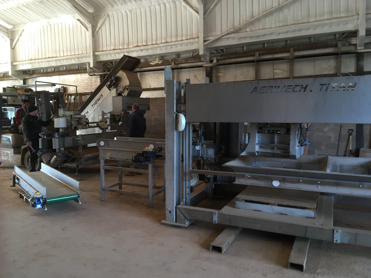 farmingthefield's tweet photo. Upgrading the grading line. From trailer to pallet with @Agrimech #forwardthinking #freshapproachtofarming #computerisedmechanisation ## https://t.co/lQ74aeoy4A