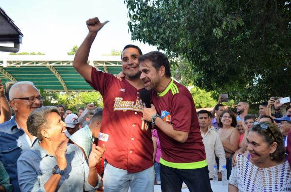 rarcarabobo's tweet photo. el equipo campeon #El10DeGuacara vamos todos a votar por @Castaneda_J10 este #10D por una guacara de todos #GuacaraTeQuiero #CaraboboTeQuiero con @rafaellacava10 https://t.co/5LRhwGe1vx