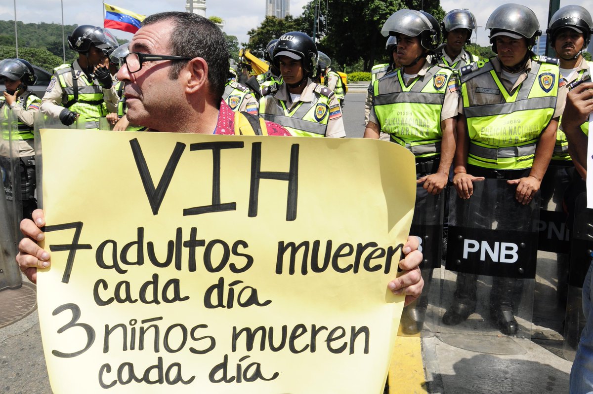 ElNacionalWeb's tweet photo. [ESPECIAL] Crisis de salud genera un holocausto en Venezuela | Por Daniela León https://t.co/Mv4rWI3304   
  https://t.co/n4eXNHIJJq