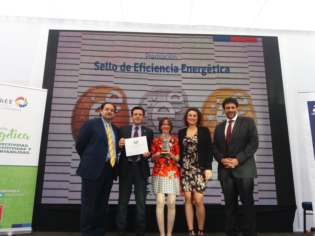 EnelChile's tweet photo. @simone_tripepi Gerente de Enel X recibe el "Sello de Eficiencia Energética" en su categoría Silver, entregado por el @MinEnergia a empresas líderes en aplicar políticas de buen uso de recursos #SelloEE https://t.co/HJet6NxO9v