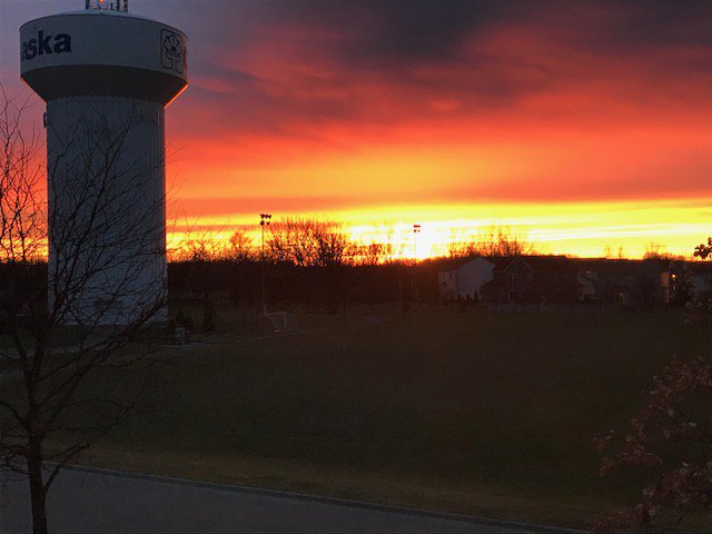 CloverRidgeElem's tweet photo. "Did you see the vibrant colors on the horizon with that sunrise?" Smart things Elementary Kids say... #CREPride https://t.co/j1dSwCcjqC