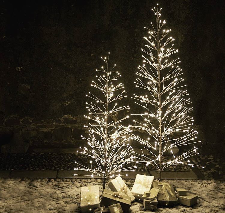 chiara_debe's tweet photo. Abbiamo acceso le #lucine ✨per portare un luminoso tocco di #design a questo #Natale. Questi #alberodinatale #christmastree nascono per creare un'atmosfera natalizia sia all'interno delle vostre case #homedecor ma anche in giardino o in terrazzo #outdoor https://t.co/wYNVqSczIo