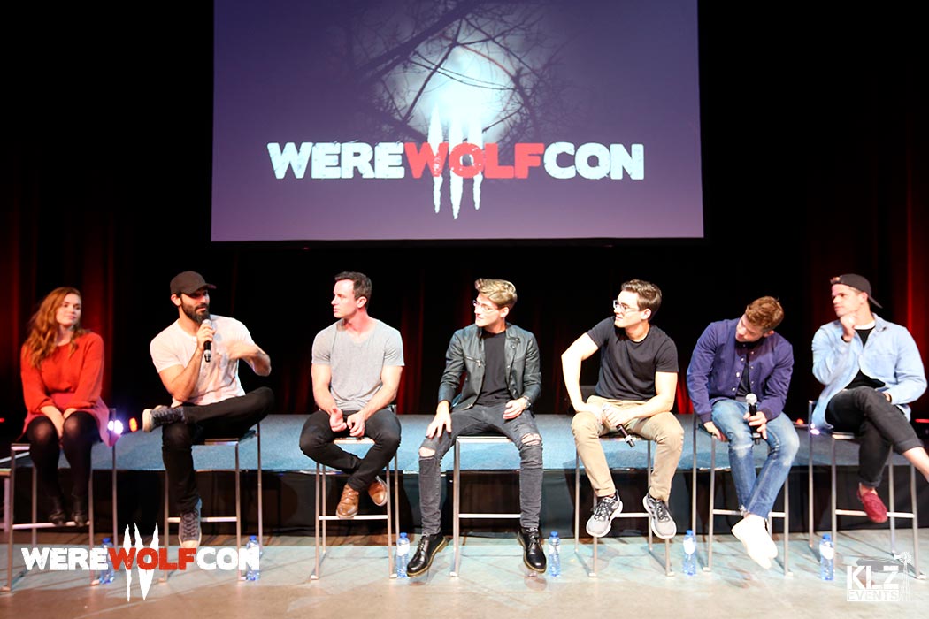 CarverSourceBe's tweet photo. 📸 ⎮ Nouvelles photos de Max, Charlie et la cast à la #WereWolfCon3 à Bruxelles https://t.co/vkbx1eDpfl