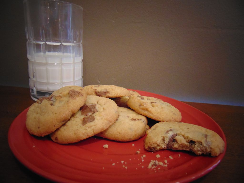 Our new line of all butter chocolate chip cookies. available in dark chocolate, milk chocolate and chocolate chip, and pecan.

#cookies #cookie #baking #bakery #sweets #treats #amazing #hotovenbakerycafe #toronto #T.O. #milk