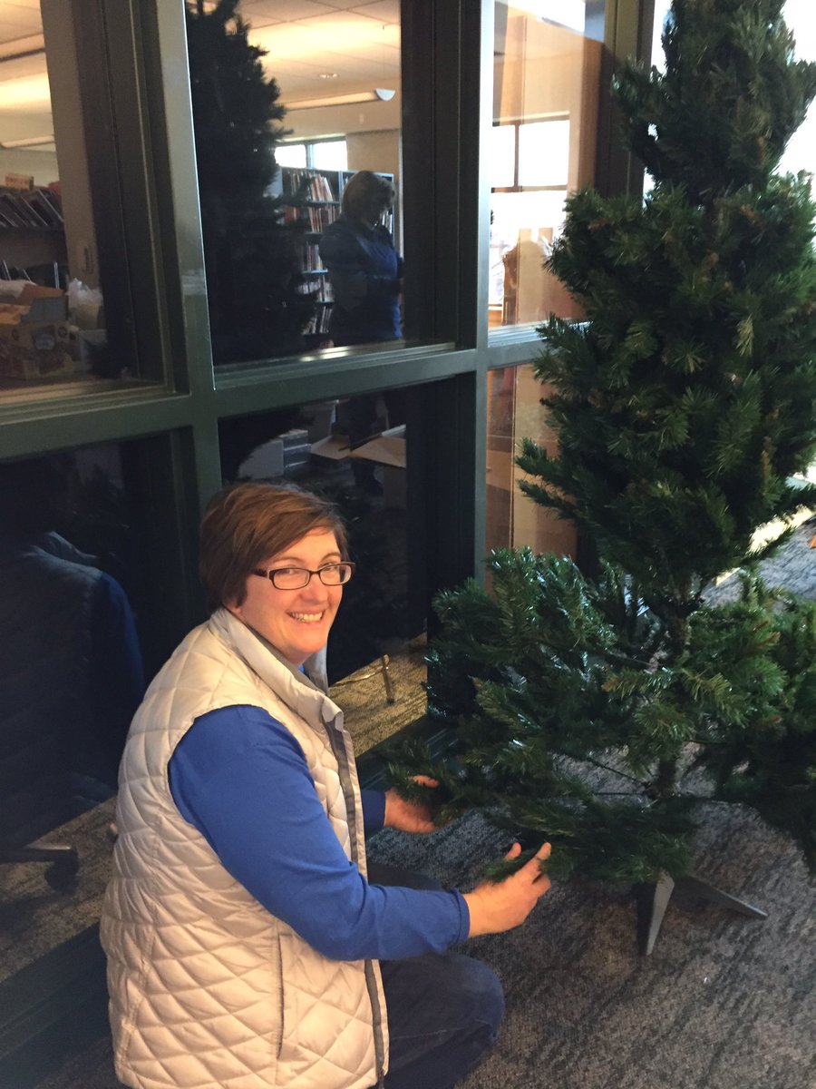 MrsBalsbaugh's tweet photo. Etown Elves are busy volunteering in the Etown library...#EASDGivingback https://t.co/jkL6WmyY15