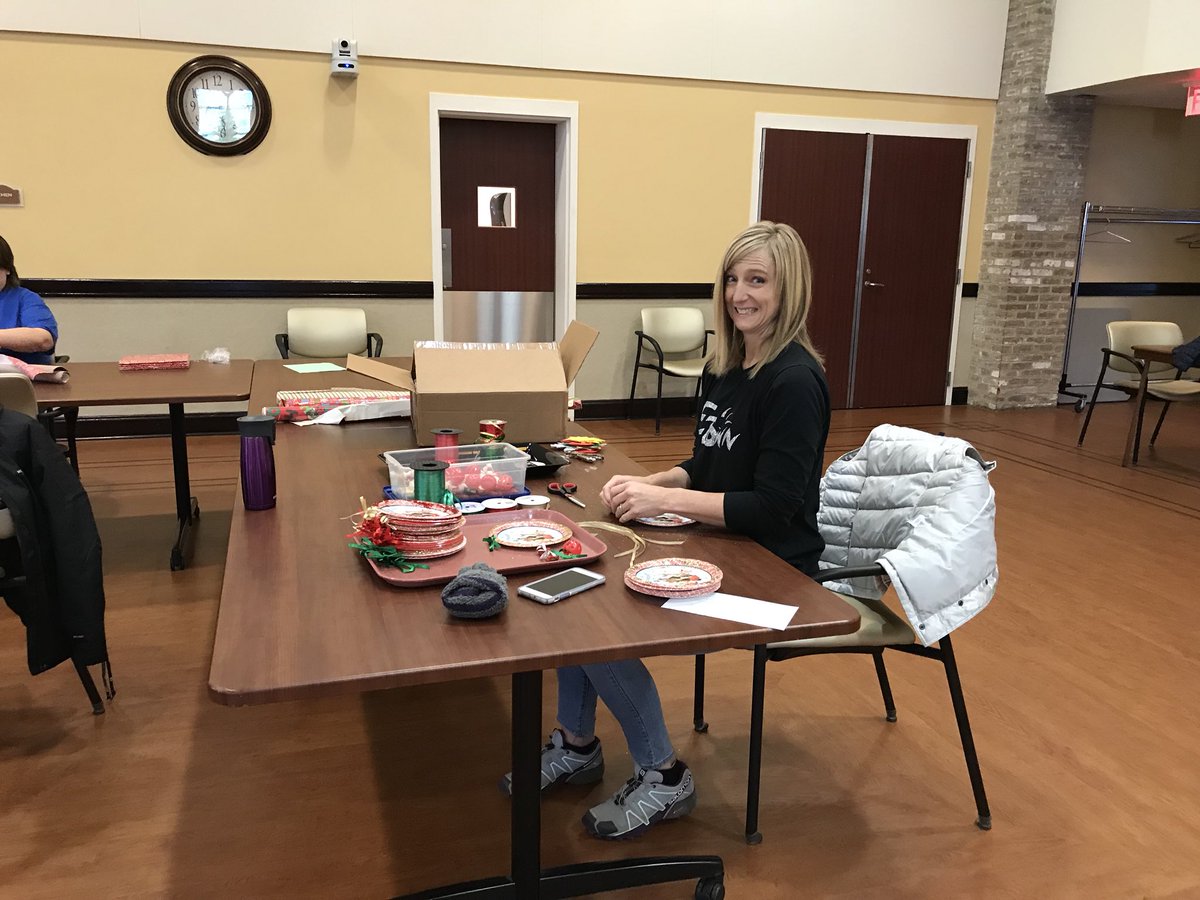 AmyScherer6thGr's tweet photo. #EASDGivingback Wrapping gifts at Masonic Village! https://t.co/9jkyoSdzHW