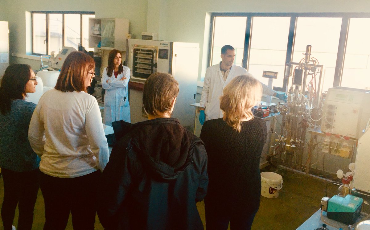 AB_Laboratorios's tweet photo. Jornada puertas abiertas con alumnos @EGIBIDE encantados con vuestra visita y ganas de aprender,  tod@s con firme apuesta ambiental #liveBio https://t.co/ENzHuUxU5o
