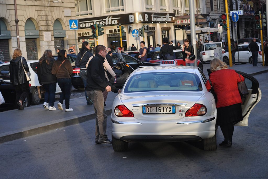 Rome's Taxi drivers are being taught how to serve tourists skift.com/2017/11/24/rom… <a href="/skift/">Skift</a>